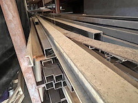 Zware metalen werkbank 150x600 cm, 2 metalen kokers ca. 5m, ca. 3 ton herbruikbaar ijzer (28,29,30) - afbeelding 15 van  18