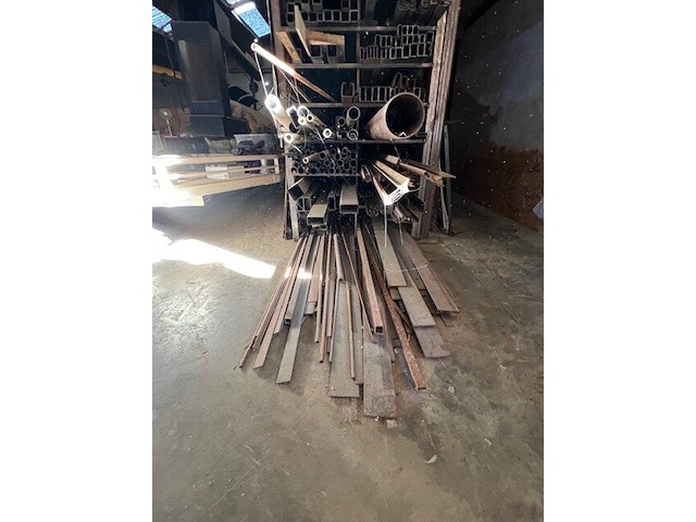 Zware metalen werkbank 150x600 cm, 2 metalen kokers ca. 5m, ca. 3 ton herbruikbaar ijzer (28,29,30) - afbeelding 16 van  18