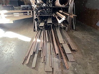 Zware metalen werkbank 150x600 cm, 2 metalen kokers ca. 5m, ca. 3 ton herbruikbaar ijzer (28,29,30) - afbeelding 16 van  18