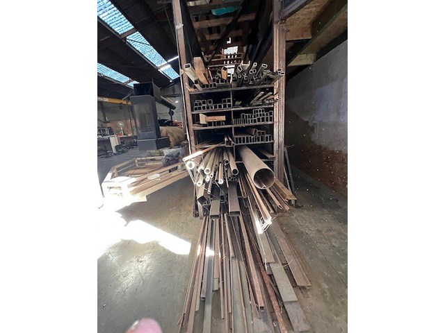Zware metalen werkbank 150x600 cm, 2 metalen kokers ca. 5m, ca. 3 ton herbruikbaar ijzer (28,29,30) - afbeelding 17 van  18