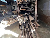 Zware metalen werkbank 150x600 cm, 2 metalen kokers ca. 5m, ca. 3 ton herbruikbaar ijzer (28,29,30) - afbeelding 17 van  18