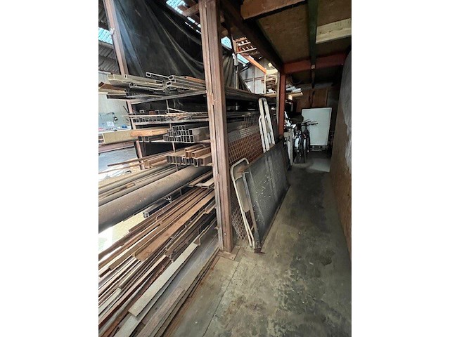 Zware metalen werkbank 150x600 cm, 2 metalen kokers ca. 5m, ca. 3 ton herbruikbaar ijzer (28,29,30) - afbeelding 18 van  18