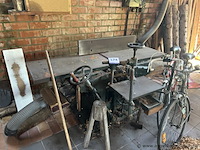 Zware vlak- en vandiktebank met gietijzeren tafels en verstelwielen. voorzien van een riemaangedreven motor en een aansluiting voor stofafzuiging.