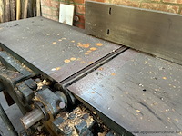 Zware vlak- en vandiktebank met gietijzeren tafels en verstelwielen. voorzien van een riemaangedreven motor en een aansluiting voor stofafzuiging. - afbeelding 3 van  4