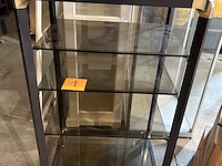 Zwart glazen rek