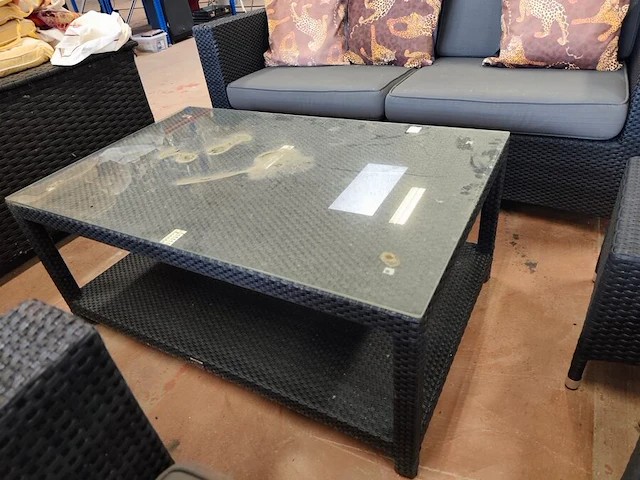 Zwart imitatie rotan tuinset 4 seasons outdoor met grijze kussens bestaande uit een 2 zit, 2 clubzetels, 3 bijzettafeltjes en een opbergbox - afbeelding 3 van  13
