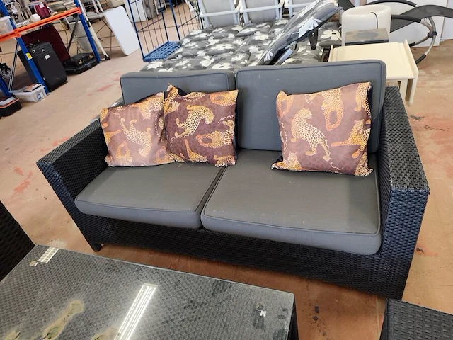 Zwart imitatie rotan tuinset 4 seasons outdoor met grijze kussens bestaande uit een 2 zit, 2 clubzetels, 3 bijzettafeltjes en een opbergbox - afbeelding 4 van  13