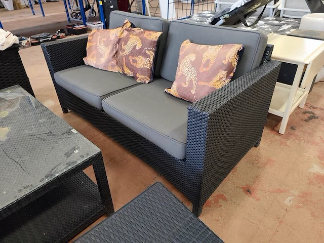 Zwart imitatie rotan tuinset 4 seasons outdoor met grijze kussens bestaande uit een 2 zit, 2 clubzetels, 3 bijzettafeltjes en een opbergbox - afbeelding 5 van  13