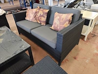 Zwart imitatie rotan tuinset 4 seasons outdoor met grijze kussens bestaande uit een 2 zit, 2 clubzetels, 3 bijzettafeltjes en een opbergbox - afbeelding 5 van  13