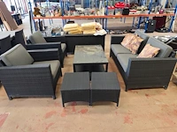 Zwart imitatie rotan tuinset 4 seasons outdoor met grijze kussens bestaande uit een 2 zit, 2 clubzetels, 3 bijzettafeltjes en een opbergbox