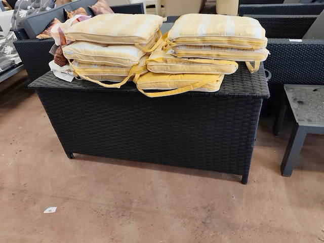 Zwart imitatie rotan tuinset 4 seasons outdoor met grijze kussens bestaande uit een 2 zit, 2 clubzetels, 3 bijzettafeltjes en een opbergbox - afbeelding 6 van  13