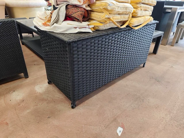 Zwart imitatie rotan tuinset 4 seasons outdoor met grijze kussens bestaande uit een 2 zit, 2 clubzetels, 3 bijzettafeltjes en een opbergbox - afbeelding 7 van  13