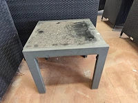 Zwart imitatie rotan tuinset 4 seasons outdoor met grijze kussens bestaande uit een 2 zit, 2 clubzetels, 3 bijzettafeltjes en een opbergbox - afbeelding 8 van  13