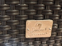 Zwart imitatie rotan tuinset 4 seasons outdoor met grijze kussens bestaande uit een 2 zit, 2 clubzetels, 3 bijzettafeltjes en een opbergbox - afbeelding 9 van  13