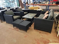 Zwart imitatie rotan tuinset 4 seasons outdoor met grijze kussens bestaande uit een 2 zit, 2 clubzetels, 3 bijzettafeltjes en een opbergbox - afbeelding 10 van  13