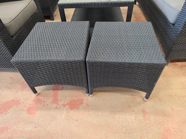 Zwart imitatie rotan tuinset 4 seasons outdoor met grijze kussens bestaande uit een 2 zit, 2 clubzetels, 3 bijzettafeltjes en een opbergbox - afbeelding 11 van  13