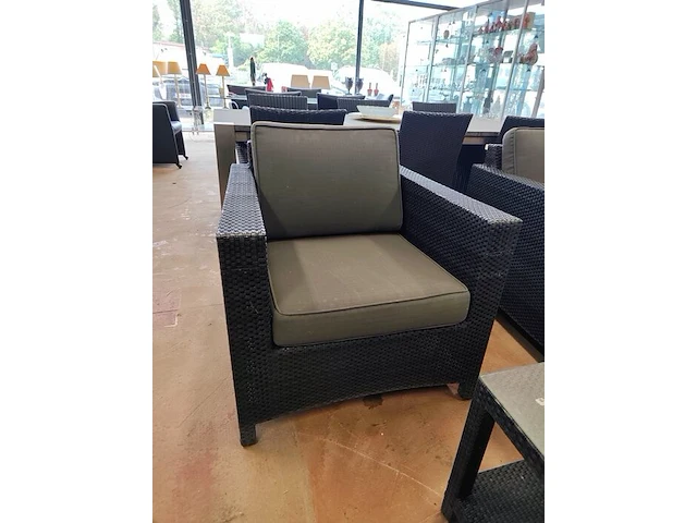 Zwart imitatie rotan tuinset 4 seasons outdoor met grijze kussens bestaande uit een 2 zit, 2 clubzetels, 3 bijzettafeltjes en een opbergbox - afbeelding 12 van  13