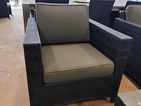 Zwart imitatie rotan tuinset 4 seasons outdoor met grijze kussens bestaande uit een 2 zit, 2 clubzetels, 3 bijzettafeltjes en een opbergbox - afbeelding 12 van  13