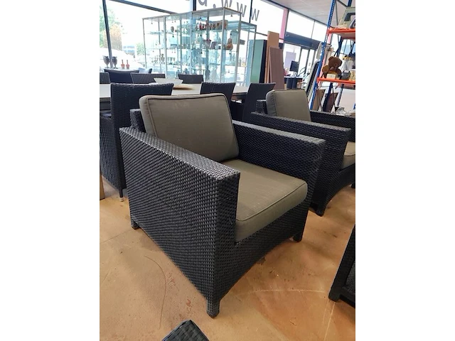 Zwart imitatie rotan tuinset 4 seasons outdoor met grijze kussens bestaande uit een 2 zit, 2 clubzetels, 3 bijzettafeltjes en een opbergbox - afbeelding 13 van  13