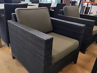 Zwart imitatie rotan tuinset 4 seasons outdoor met grijze kussens bestaande uit een 2 zit, 2 clubzetels, 3 bijzettafeltjes en een opbergbox - afbeelding 13 van  13