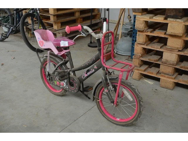 Zwart met roze kinderfietsje (met schade), zwarte mountainbike rockrider maat 24 (met schade aan stuur) - afbeelding 2 van  16