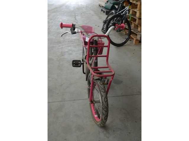 Zwart met roze kinderfietsje (met schade), zwarte mountainbike rockrider maat 24 (met schade aan stuur) - afbeelding 3 van  16
