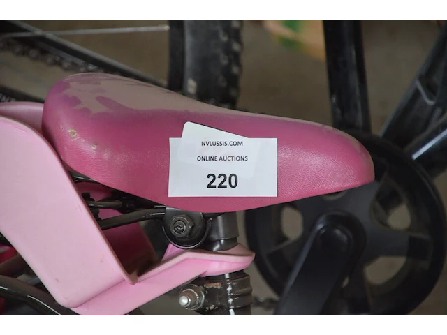 Zwart met roze kinderfietsje (met schade), zwarte mountainbike rockrider maat 24 (met schade aan stuur) - afbeelding 4 van  16