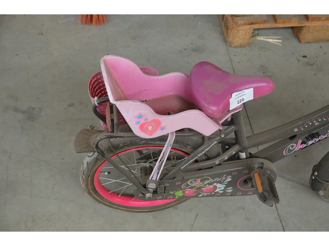 Zwart met roze kinderfietsje (met schade), zwarte mountainbike rockrider maat 24 (met schade aan stuur) - afbeelding 6 van  16