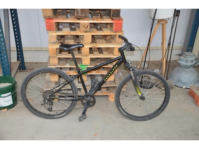 Zwart met roze kinderfietsje (met schade), zwarte mountainbike rockrider maat 24 (met schade aan stuur) - afbeelding 7 van  16