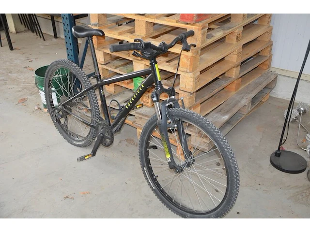 Zwart met roze kinderfietsje (met schade), zwarte mountainbike rockrider maat 24 (met schade aan stuur) - afbeelding 8 van  16