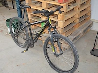 Zwart met roze kinderfietsje (met schade), zwarte mountainbike rockrider maat 24 (met schade aan stuur) - afbeelding 8 van  16