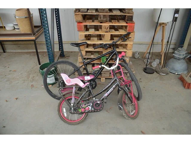 Zwart met roze kinderfietsje (met schade), zwarte mountainbike rockrider maat 24 (met schade aan stuur) - afbeelding 1 van  16