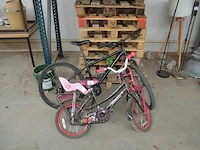 Zwart met roze kinderfietsje (met schade), zwarte mountainbike rockrider maat 24 (met schade aan stuur)