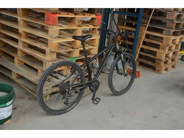 Zwart met roze kinderfietsje (met schade), zwarte mountainbike rockrider maat 24 (met schade aan stuur) - afbeelding 9 van  16