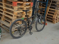Zwart met roze kinderfietsje (met schade), zwarte mountainbike rockrider maat 24 (met schade aan stuur) - afbeelding 9 van  16