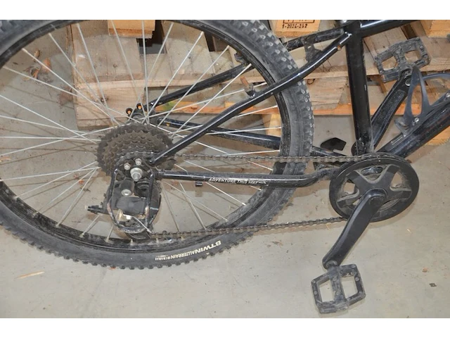Zwart met roze kinderfietsje (met schade), zwarte mountainbike rockrider maat 24 (met schade aan stuur) - afbeelding 10 van  16