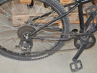 Zwart met roze kinderfietsje (met schade), zwarte mountainbike rockrider maat 24 (met schade aan stuur) - afbeelding 10 van  16