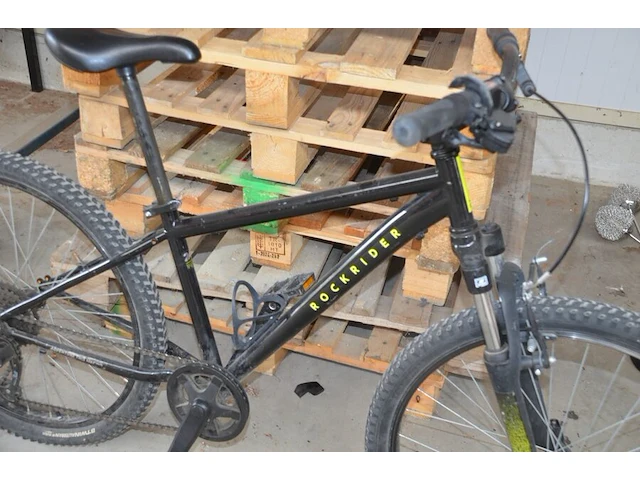 Zwart met roze kinderfietsje (met schade), zwarte mountainbike rockrider maat 24 (met schade aan stuur) - afbeelding 11 van  16