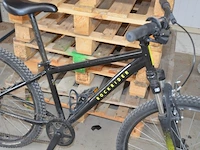 Zwart met roze kinderfietsje (met schade), zwarte mountainbike rockrider maat 24 (met schade aan stuur) - afbeelding 11 van  16
