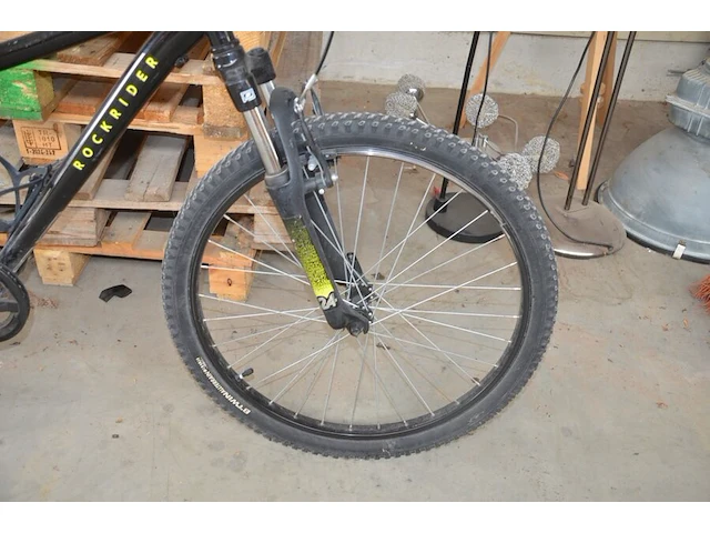 Zwart met roze kinderfietsje (met schade), zwarte mountainbike rockrider maat 24 (met schade aan stuur) - afbeelding 12 van  16