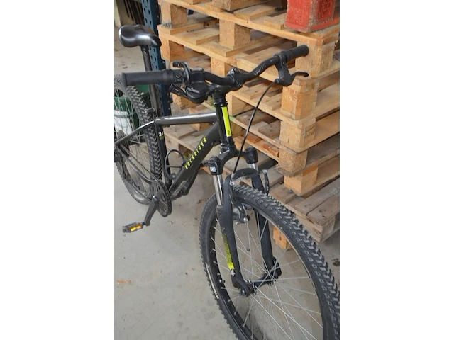 Zwart met roze kinderfietsje (met schade), zwarte mountainbike rockrider maat 24 (met schade aan stuur) - afbeelding 13 van  16