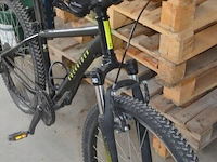 Zwart met roze kinderfietsje (met schade), zwarte mountainbike rockrider maat 24 (met schade aan stuur) - afbeelding 13 van  16