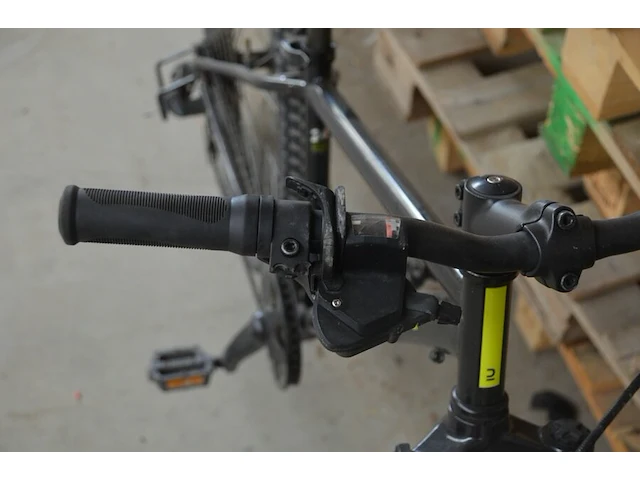 Zwart met roze kinderfietsje (met schade), zwarte mountainbike rockrider maat 24 (met schade aan stuur) - afbeelding 14 van  16