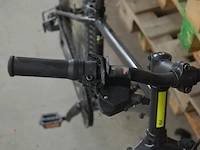 Zwart met roze kinderfietsje (met schade), zwarte mountainbike rockrider maat 24 (met schade aan stuur) - afbeelding 14 van  16