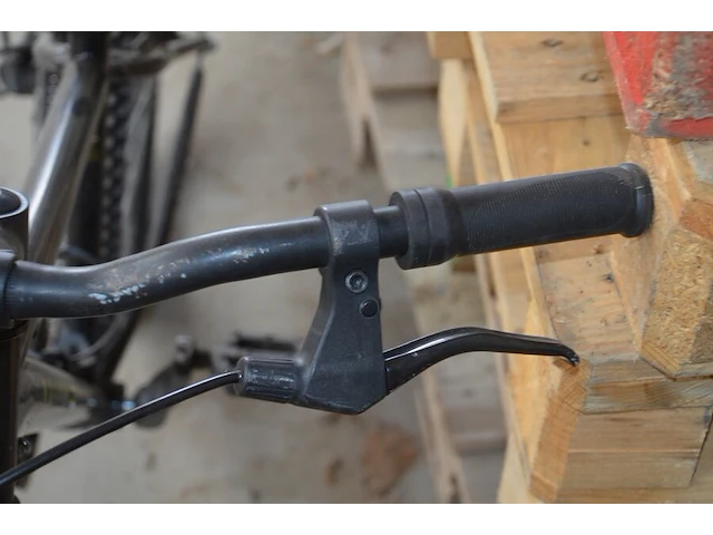 Zwart met roze kinderfietsje (met schade), zwarte mountainbike rockrider maat 24 (met schade aan stuur) - afbeelding 15 van  16