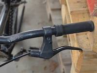 Zwart met roze kinderfietsje (met schade), zwarte mountainbike rockrider maat 24 (met schade aan stuur) - afbeelding 15 van  16