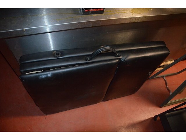 Zwart opvouwbare massagetafel, ronde kruk op wielen, rechthoekige spiegel, metalen rolrek, rekje zwart 3 etages (1,2,3,15,16) - afbeelding 2 van  10