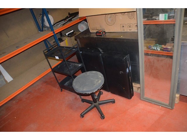 Zwart opvouwbare massagetafel, ronde kruk op wielen, rechthoekige spiegel, metalen rolrek, rekje zwart 3 etages (1,2,3,15,16) - afbeelding 1 van  10
