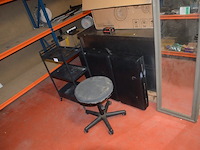 Zwart opvouwbare massagetafel, ronde kruk op wielen, rechthoekige spiegel, metalen rolrek, rekje zwart 3 etages (1,2,3,15,16)