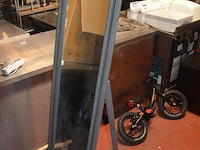 Zwart opvouwbare massagetafel, ronde kruk op wielen, rechthoekige spiegel, metalen rolrek, rekje zwart 3 etages (1,2,3,15,16) - afbeelding 6 van  10